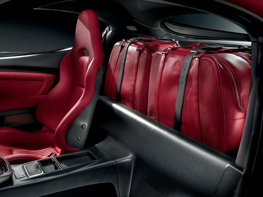 Интерьер Alfa Romeo 8C Competizione 2006 года  (WW) (фото 25 из 64)
